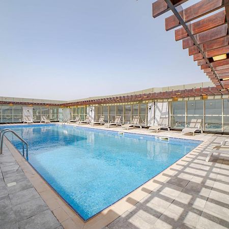 Platinum Coast Hotel Apartments Fujairah Exteriör bild Swimming pool at the hotel