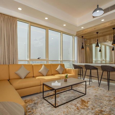 Platinum Coast Hotel Apartments Fujairah Rum bild A living room in a suite at the hotel