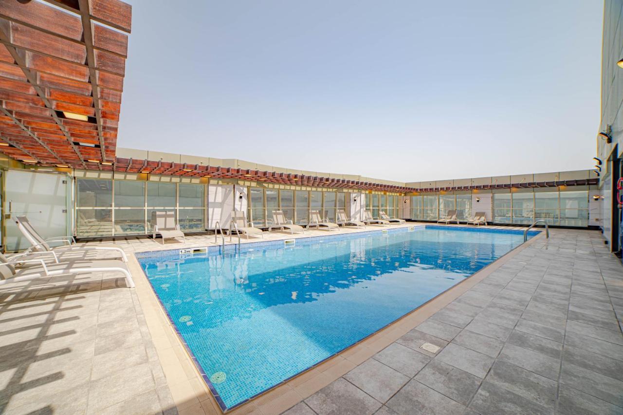 Platinum Coast Hotel Apartments Fujairah Exteriör bild The swimming pool at the hotel
