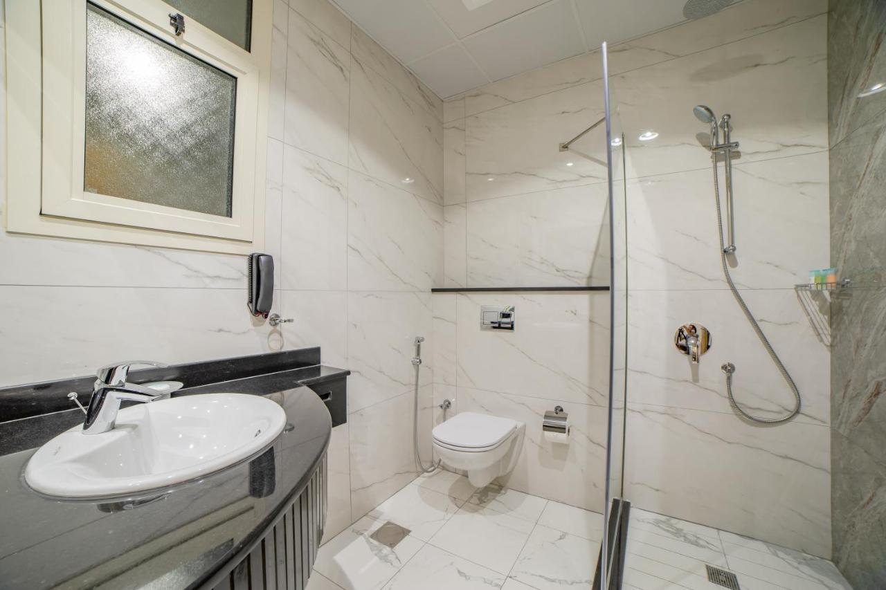 Platinum Coast Hotel Apartments Fujairah Exteriör bild Bathroom with shower