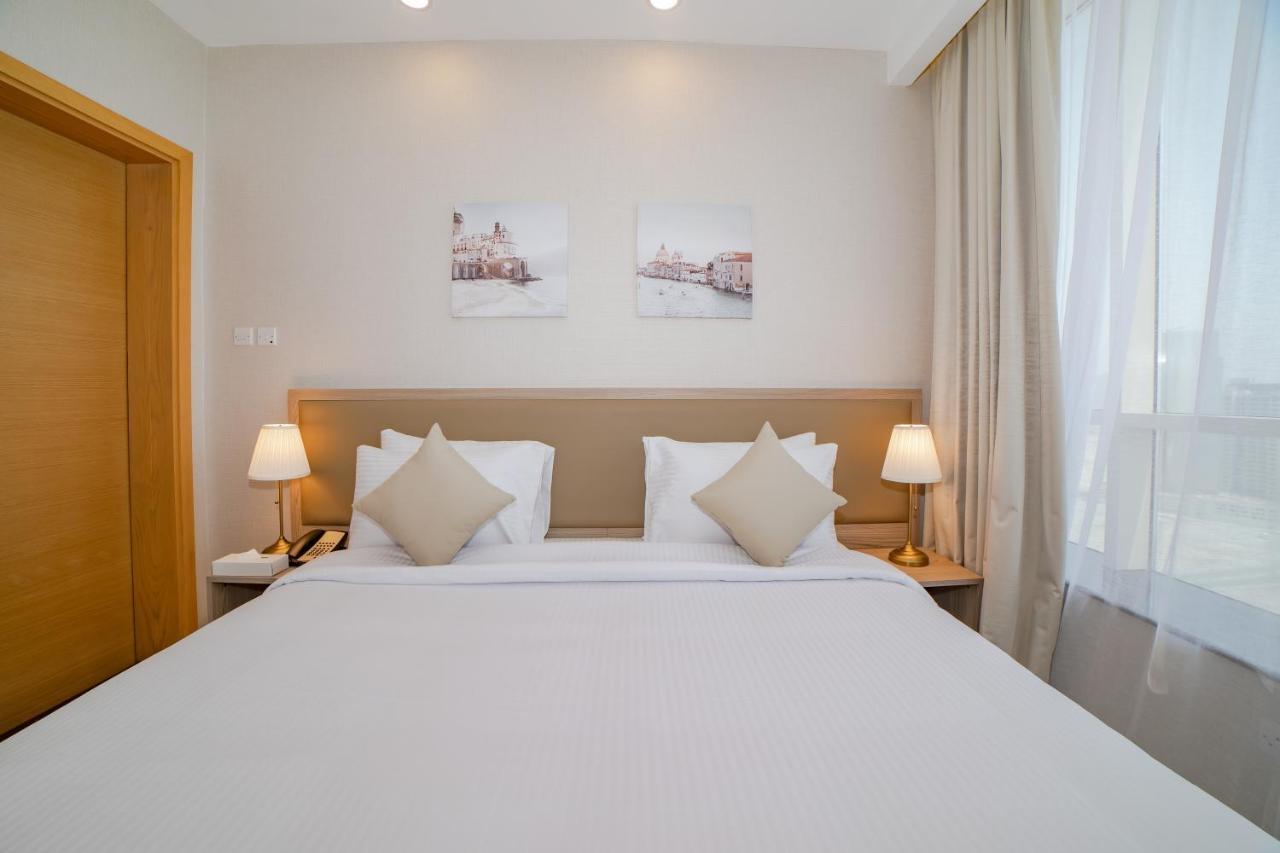 Platinum Coast Hotel Apartments Fujairah Exteriör bild A bedroom at the hotel