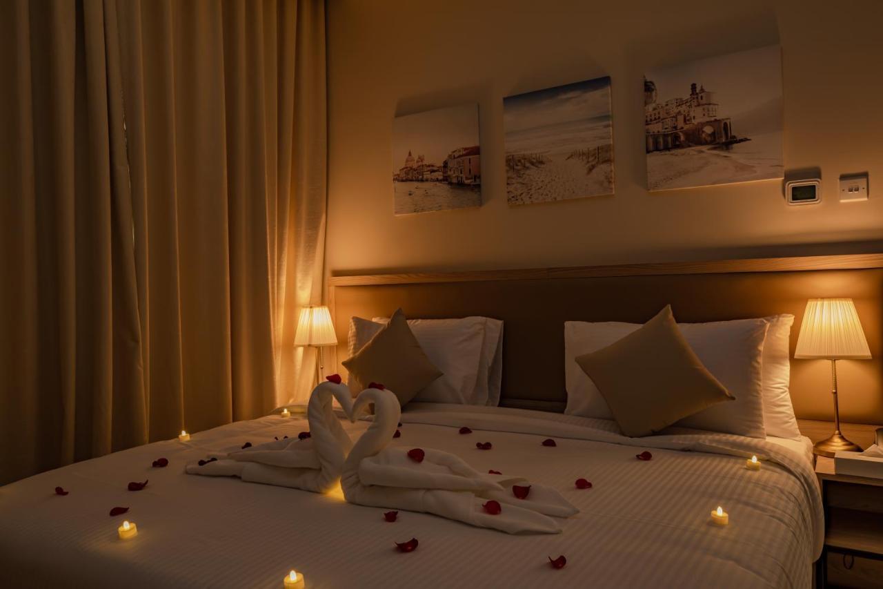 Platinum Coast Hotel Apartments Fujairah Exteriör bild A bedroom at the hotel