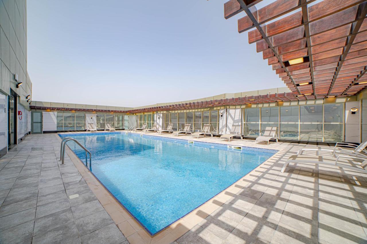 Platinum Coast Hotel Apartments Fujairah Exteriör bild Swimming pool at the hotel