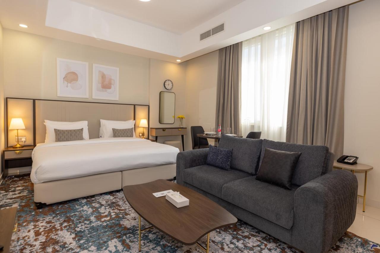 Platinum Coast Hotel Apartments Fujairah Exteriör bild A room at the hotel