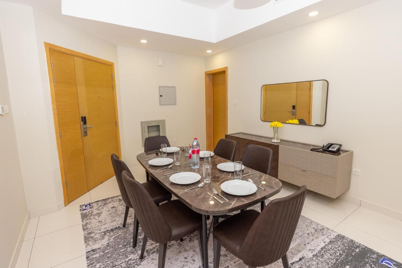 Platinum Coast Hotel Apartments Fujairah Exteriör bild A dining room