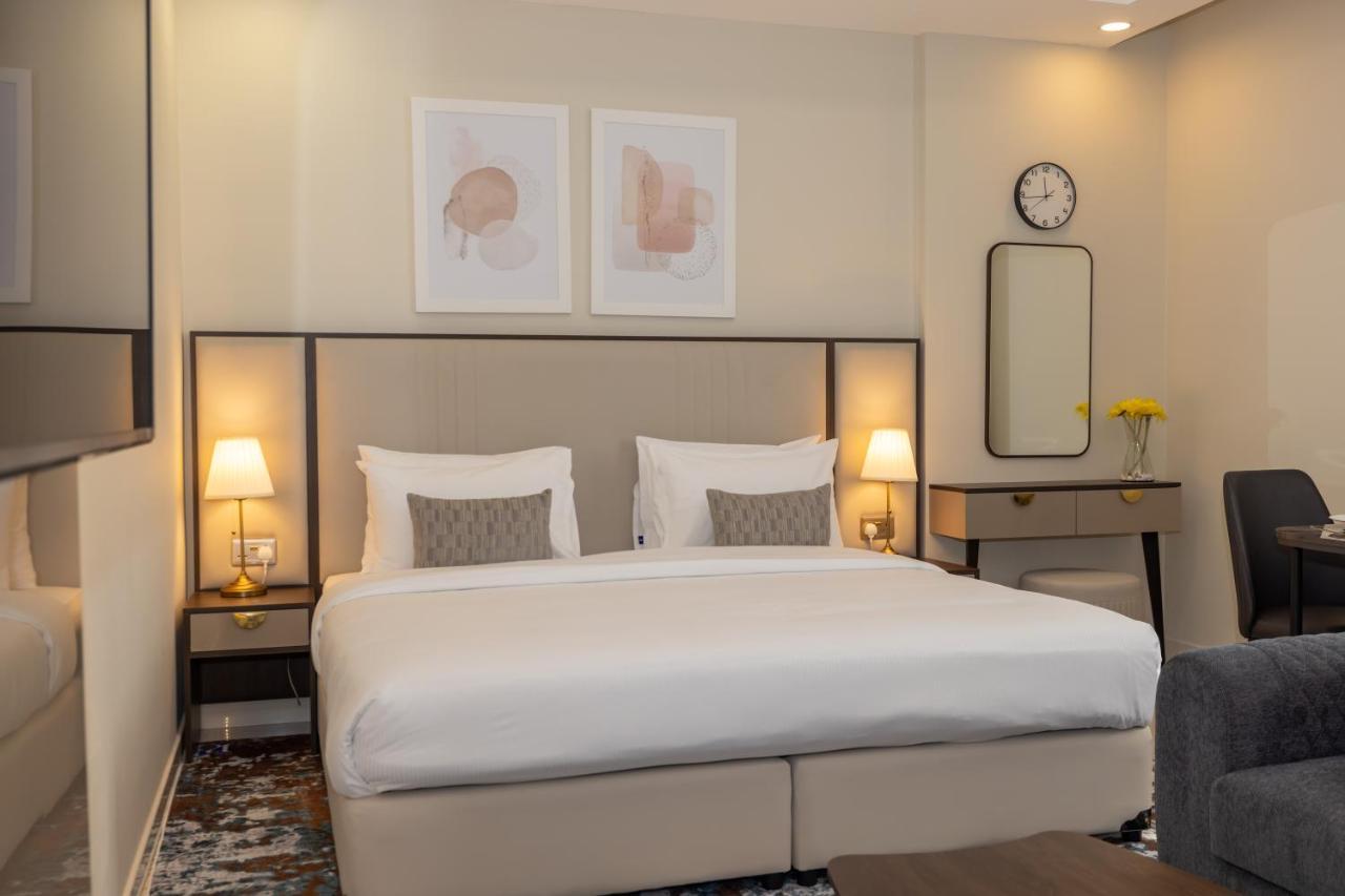Platinum Coast Hotel Apartments Fujairah Exteriör bild A bedroom at the hotel
