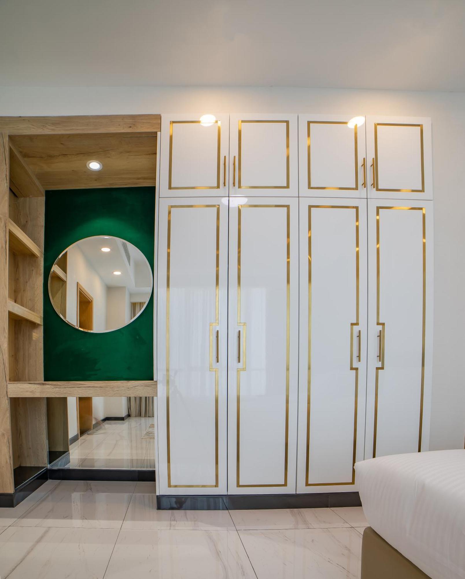 Platinum Coast Hotel Apartments Fujairah Rum bild A wardrobe